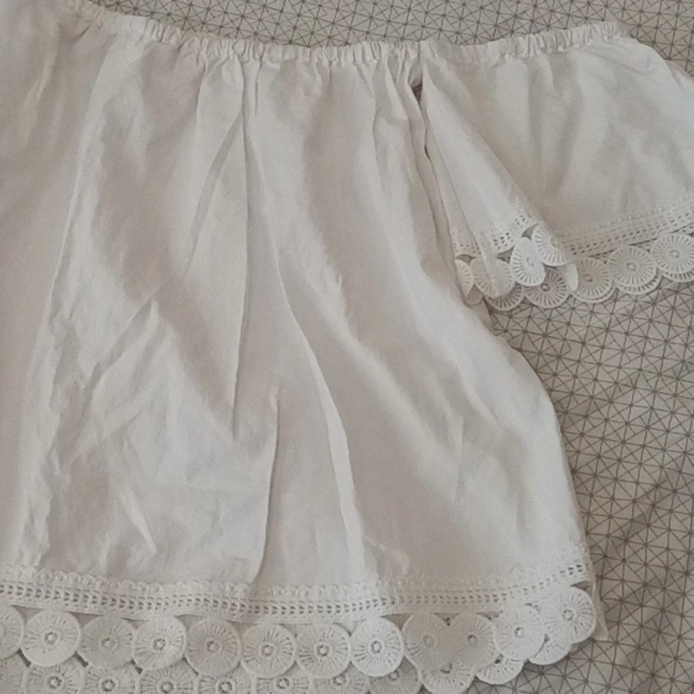 Elegant White Lace Trim Sleepwear Top - Picture 3 of 3